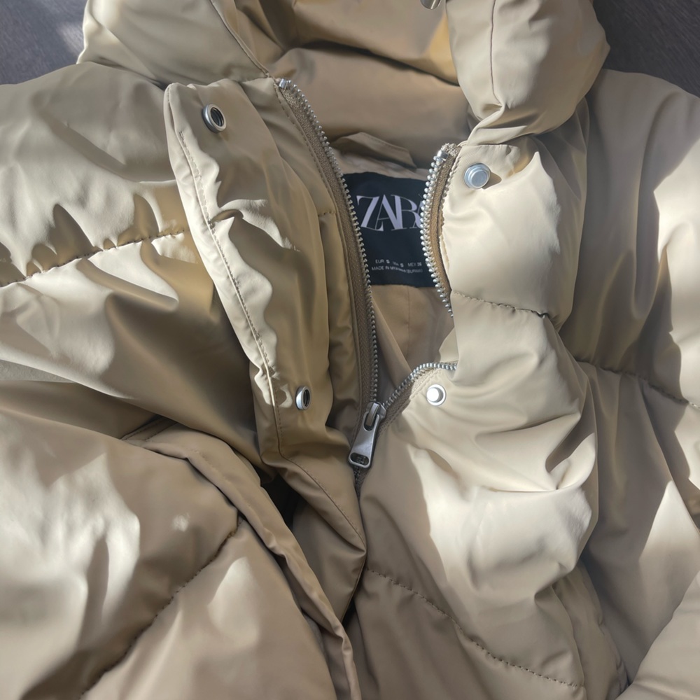 Women’s neutral cropped puffer with hood